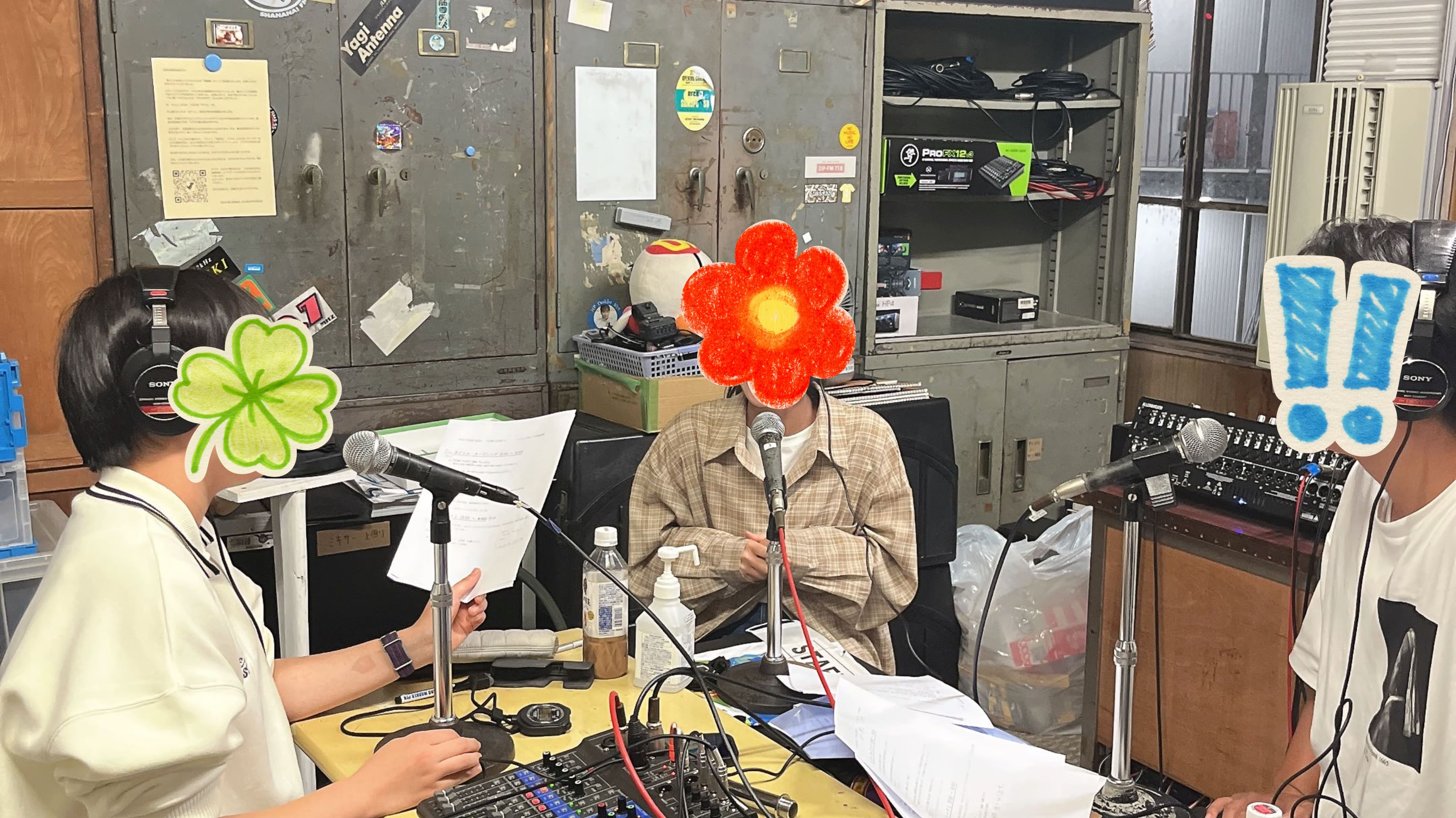 ラジオドラマのアナウンスを練習するメンバー