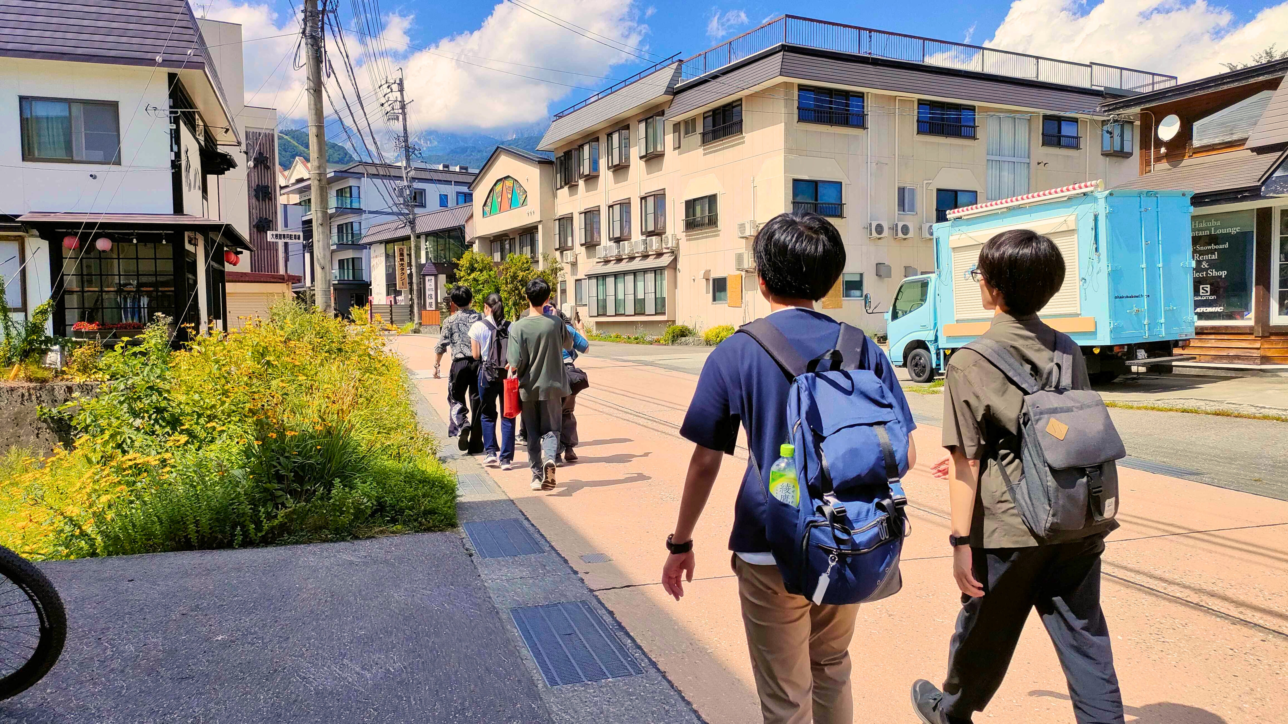 会議室でプロデュース研究会を行うメンバー